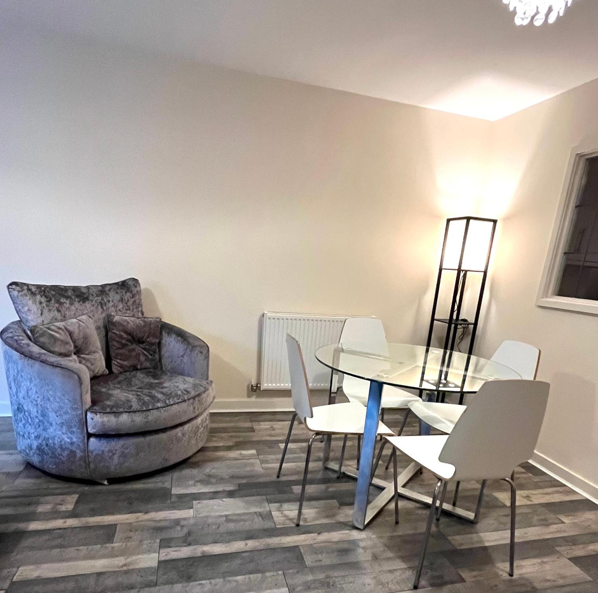 Spacious Two Bedrooms Apartment For Business And Holiday Portsmouth Bagian luar foto
