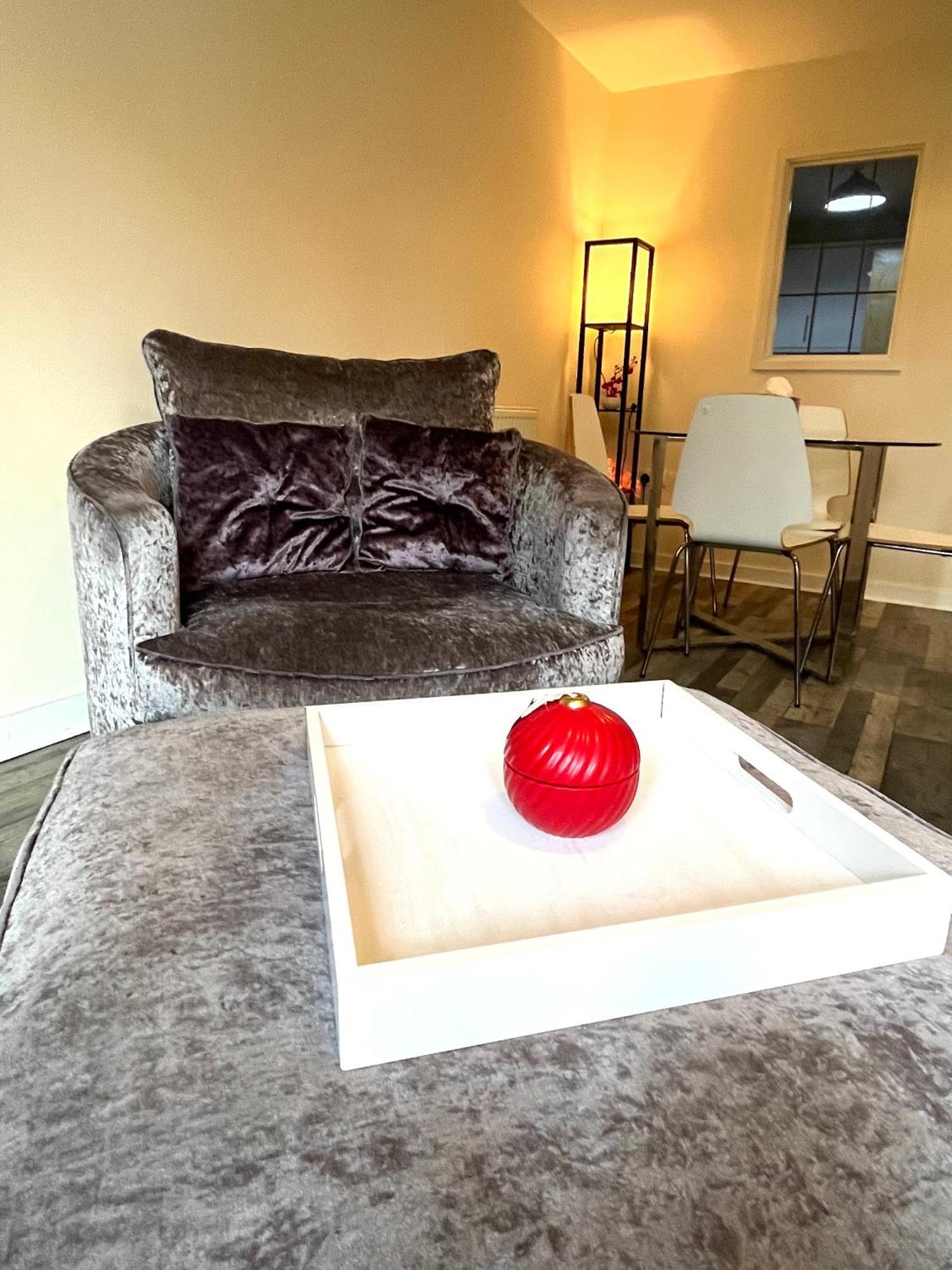 Spacious Two Bedrooms Apartment For Business And Holiday Portsmouth Bagian luar foto